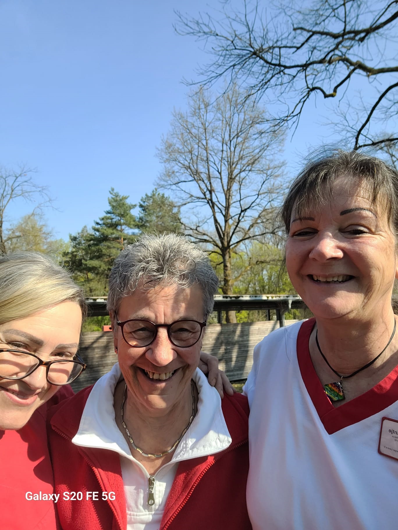 Wechsel an der Spitze der Caritas-Sozialstation: Ingrid Weißfloch (Mitte) geht in den Ruhestand. Ihre Nachfolgerin ist Antje Buchbinder (rechts). Neue Stellvertreterin wird Sabine Wolf-Ayhan (links).