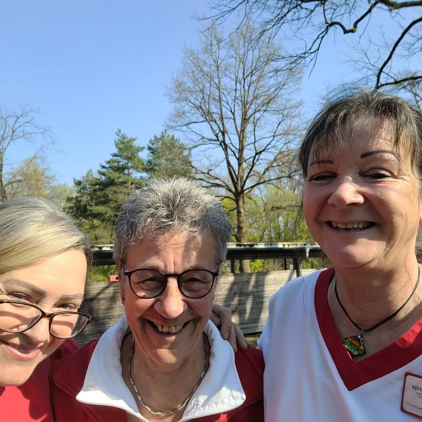 Wechsel an der Spitze der Caritas-Sozialstation: Ingrid Weißfloch (Mitte) geht in den Ruhestand. Ihre Nachfolgerin ist Antje Buchbinder (rechts). Neue Stellvertreterin wird Sabine Wolf-Ayhan (links).