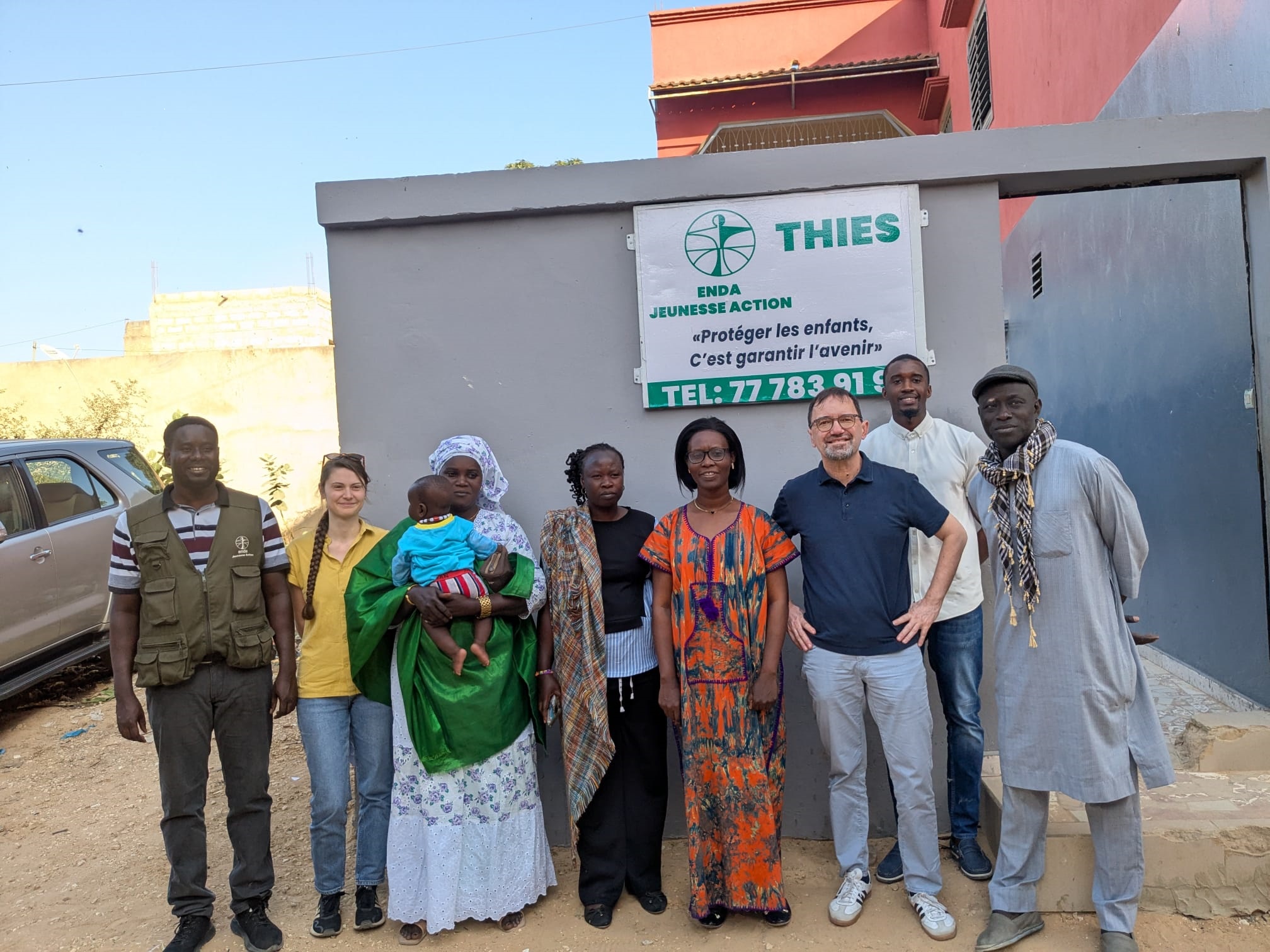 Michael Endres (3. v. re.) mit Mitarbeitenden von  enda Jeunesse Action in Thiès, Senegal.