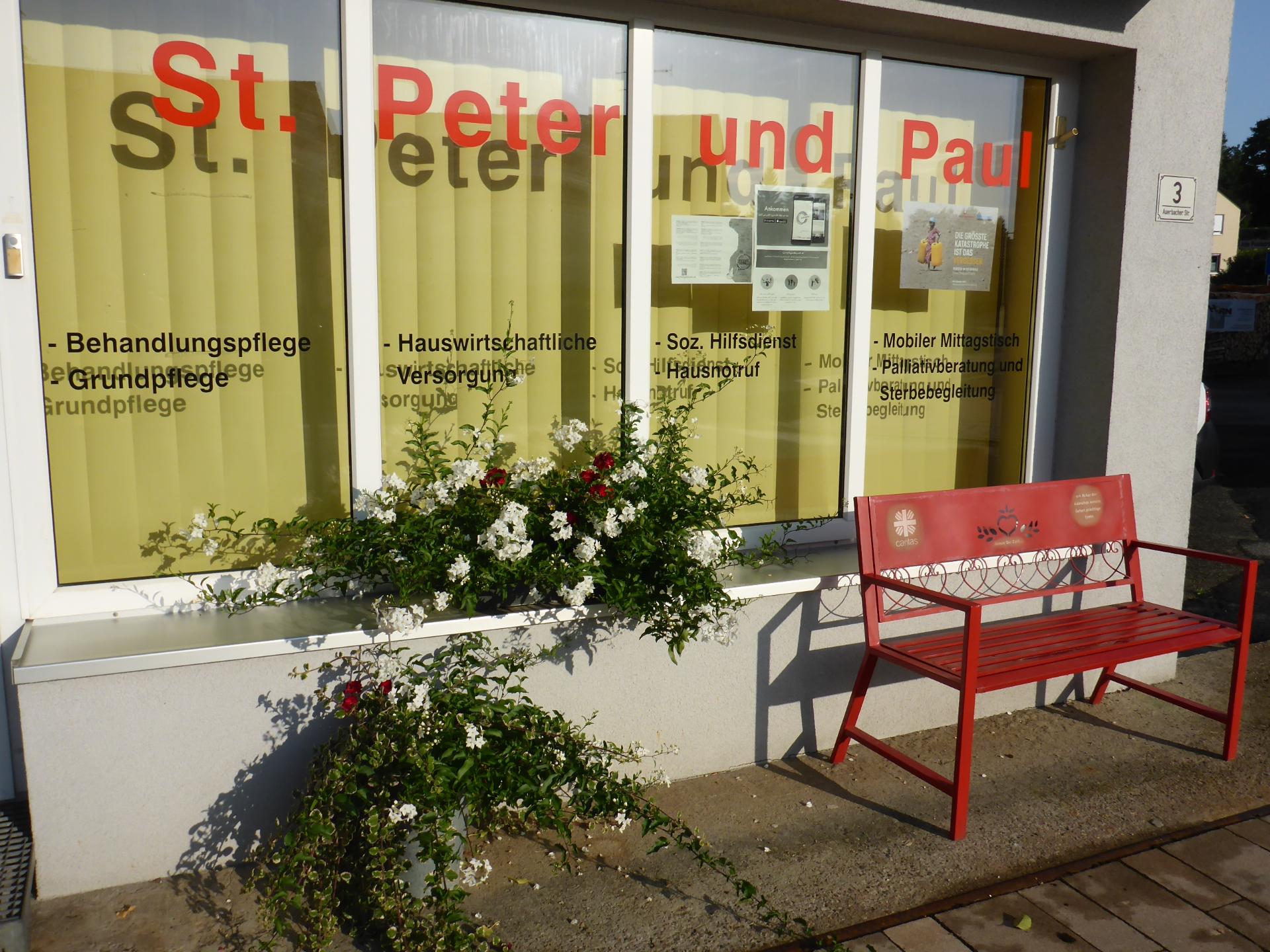 Caritas Neuhaus mit Bank