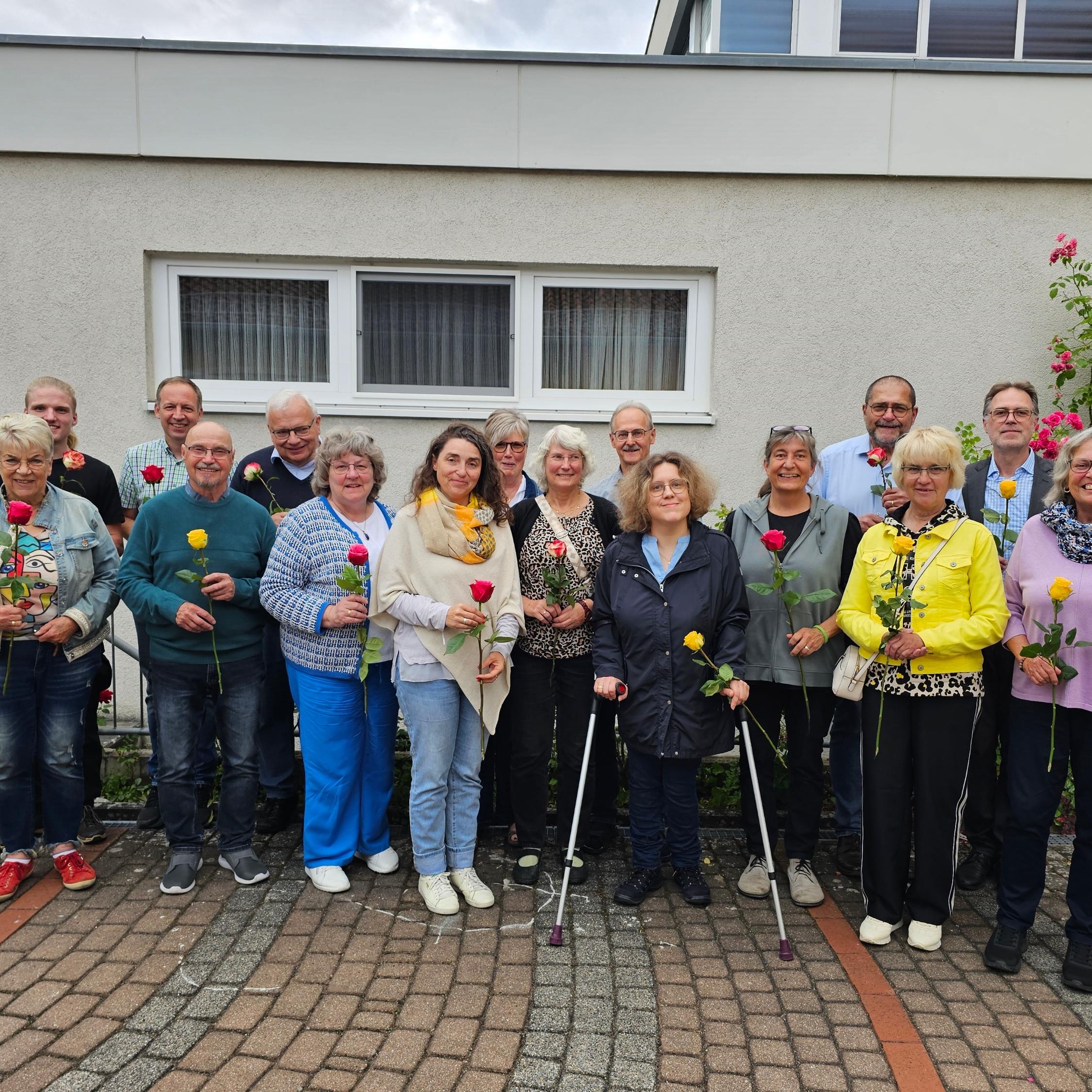 Freude unter den frisch gewählten Mitgliedern des Katholischen Seelsorgebereichsrats: Gertrud Bohrer (rechts) und Angelika Lang (1.R, 3.v.l.) beraten den Leitenden Pfarrer Stefan Alexander (2.v.r.) gemeinsam mit dem ganzen Gremium in wichtigen Fragen der Weiterentwicklung der Seelsorge und spiritueller Angebote.