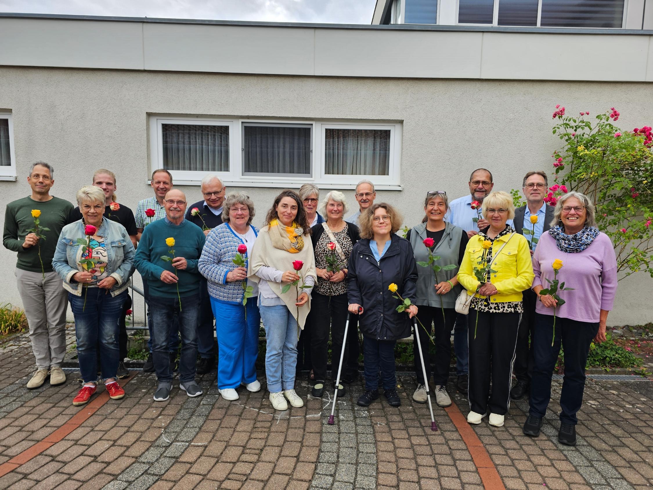 Freude unter den frisch gewählten Mitgliedern des Katholischen Seelsorgebereichsrats: Gertrud Bohrer (rechts) und Angelika Lang (1.R, 3.v.l.) beraten den Leitenden Pfarrer Stefan Alexander (2.v.r.) gemeinsam mit dem ganzen Gremium in wichtigen Fragen der Weiterentwicklung der Seelsorge und spiritueller Angebote.