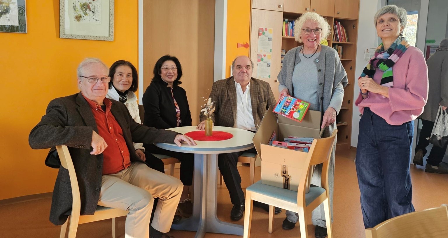 Dirk und Jenny Schwanhäußer, Marianne und Norbert Fackelmann, Barbara Henning und Anke Taube (v.l.n.r.) bei der Übergabe von vielen attraktiven Schreibutensilien für den Workshop Kreatives Schreiben im Sebastian Fackelmann Haus