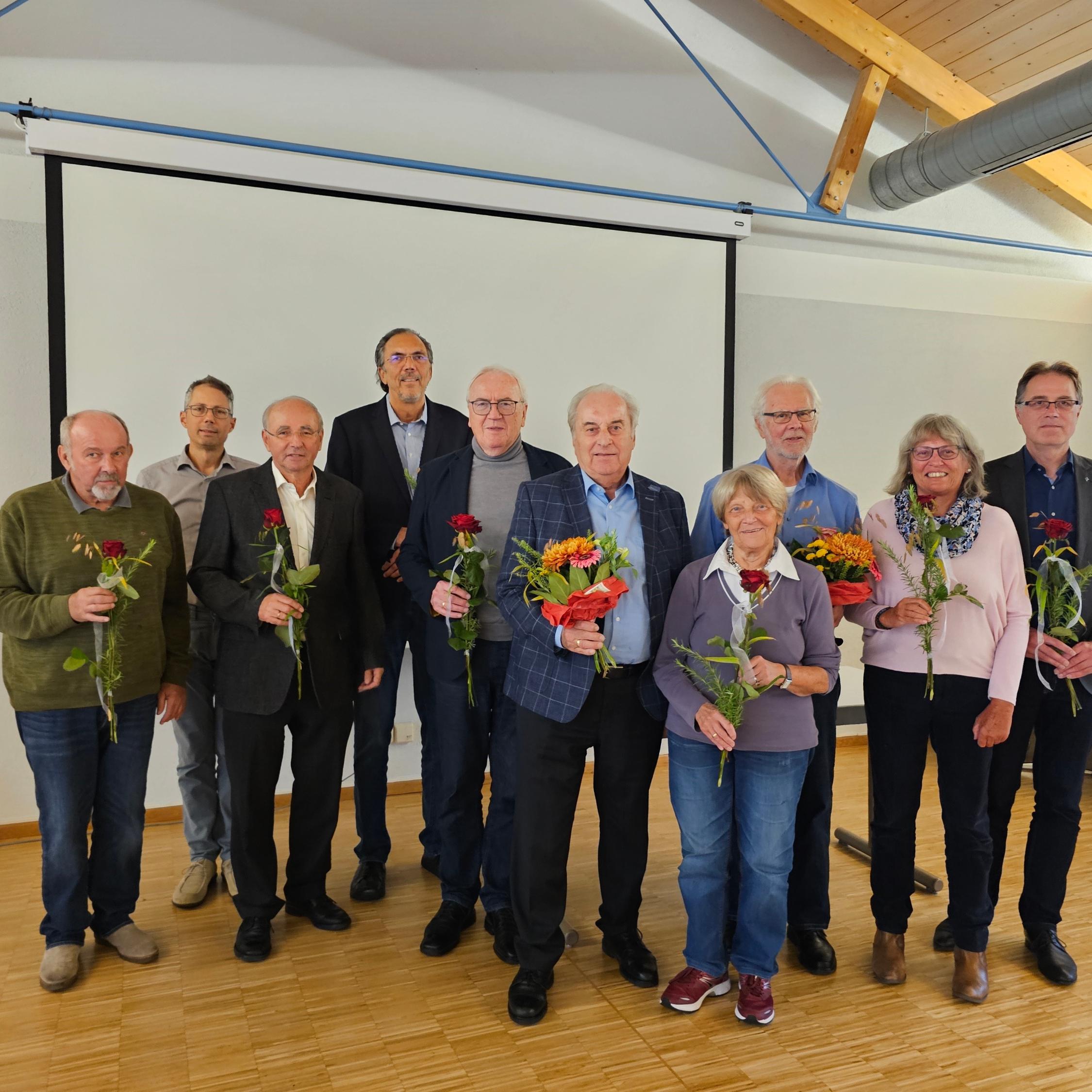 Bei der Mitgliederversammlung der Caritas wurden ausscheidende Mitglieder des Aufsichtsrats und langjährige Mitwirkende geehrt. Es wurden Satzungsänderungen zum Zwecke einer differenzierteren verbandlichen Struktur beschlossen und der Aufsichtsrat neu gewählt. Vorsitzender des Aufsichtsrats ist wieder Wolfgang Würker (5.v.l.), sein Stellvertreter Helmut Renner (links dahinter)