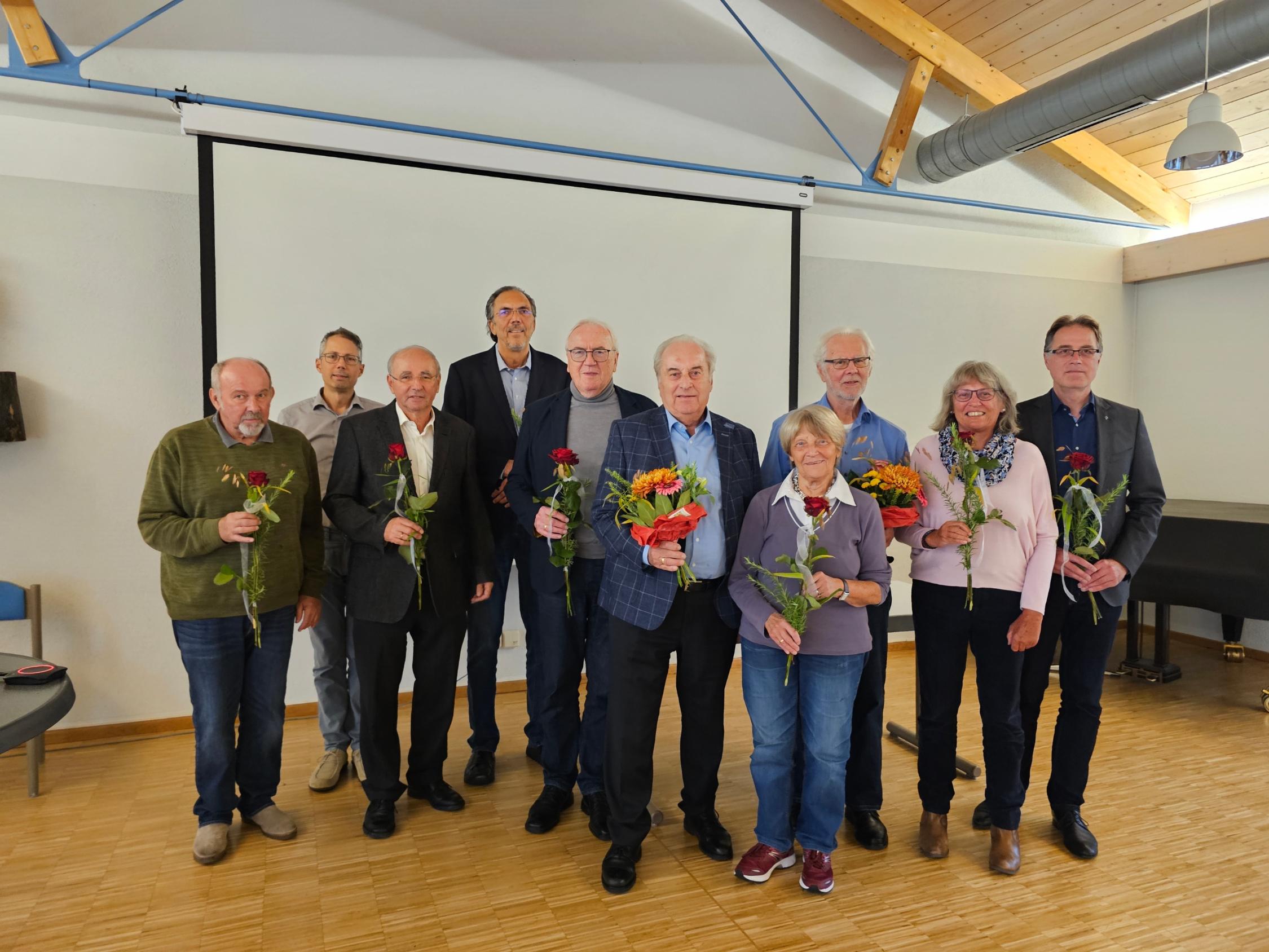 Bei der Mitgliederversammlung der Caritas wurden ausscheidende Mitglieder des Aufsichtsrats und langjährige Mitwirkende geehrt. Es wurden Satzungsänderungen zum Zwecke einer differenzierteren verbandlichen Struktur beschlossen und der Aufsichtsrat neu gewählt. Vorsitzender des Aufsichtsrats ist wieder Wolfgang Würker (5.v.l.), sein Stellvertreter Helmut Renner (links dahinter)