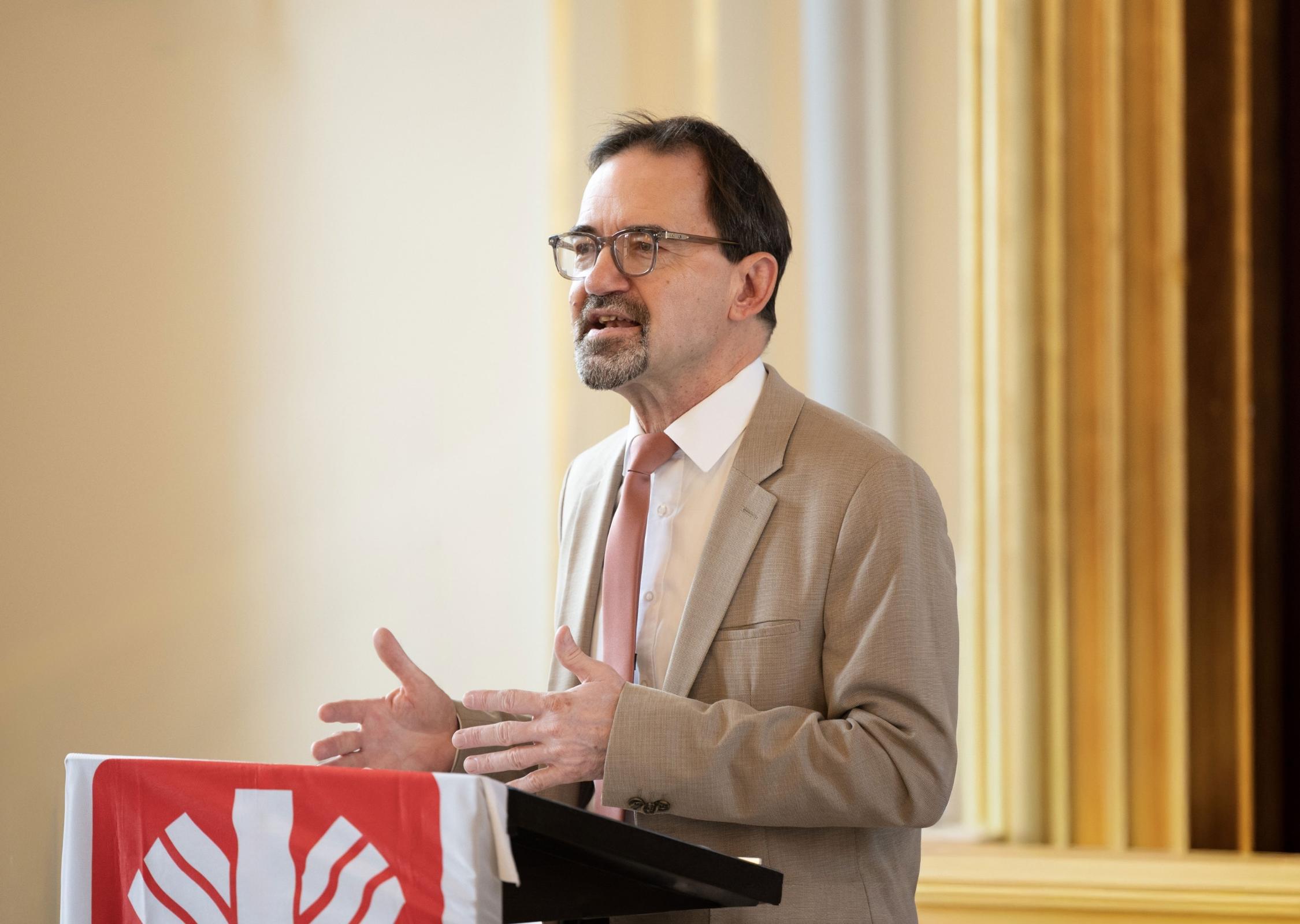 „Wir sprechen von einer sozialen Krise“, sagt Diözesan-Caritasdirektor Michael Endres zu den steigenden Wohnkosten hierzulande.