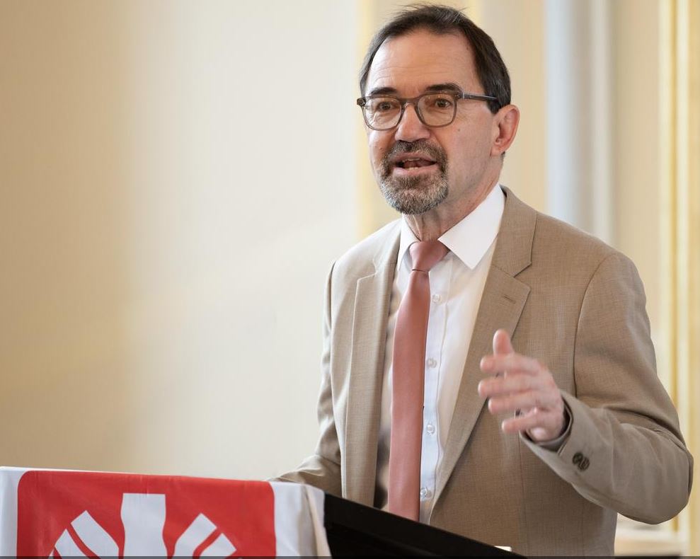 Michael Endres, Caritasdirektor und Vorstandsvorsitzender des Caritasverbandes für die Erzdiözese Bamberg e. V., warnt eindringlich vor den durch die bayrische Staatsregierung für 2027 angekündigten Kürzungen in der Flüchtlings- und Integrationsberatung.