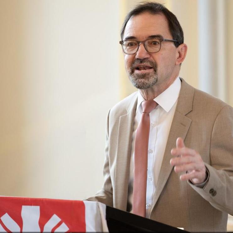 Michael Endres, Caritasdirektor und Vorstandsvorsitzender des Caritasverbandes für die Erzdiözese Bamberg e. V., warnt eindringlich vor den durch die bayrische Staatsregierung für 2027 angekündigten Kürzungen in der Flüchtlings- und Integrationsberatung.