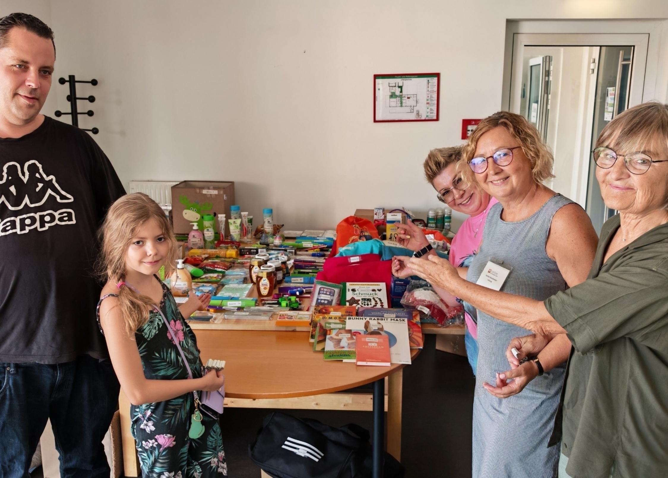 Strahlende Gesichter bei der Tombola: Das Sommerfest im Don Bosco Haus hielt viele tolle Preise für die Besucher bereit.