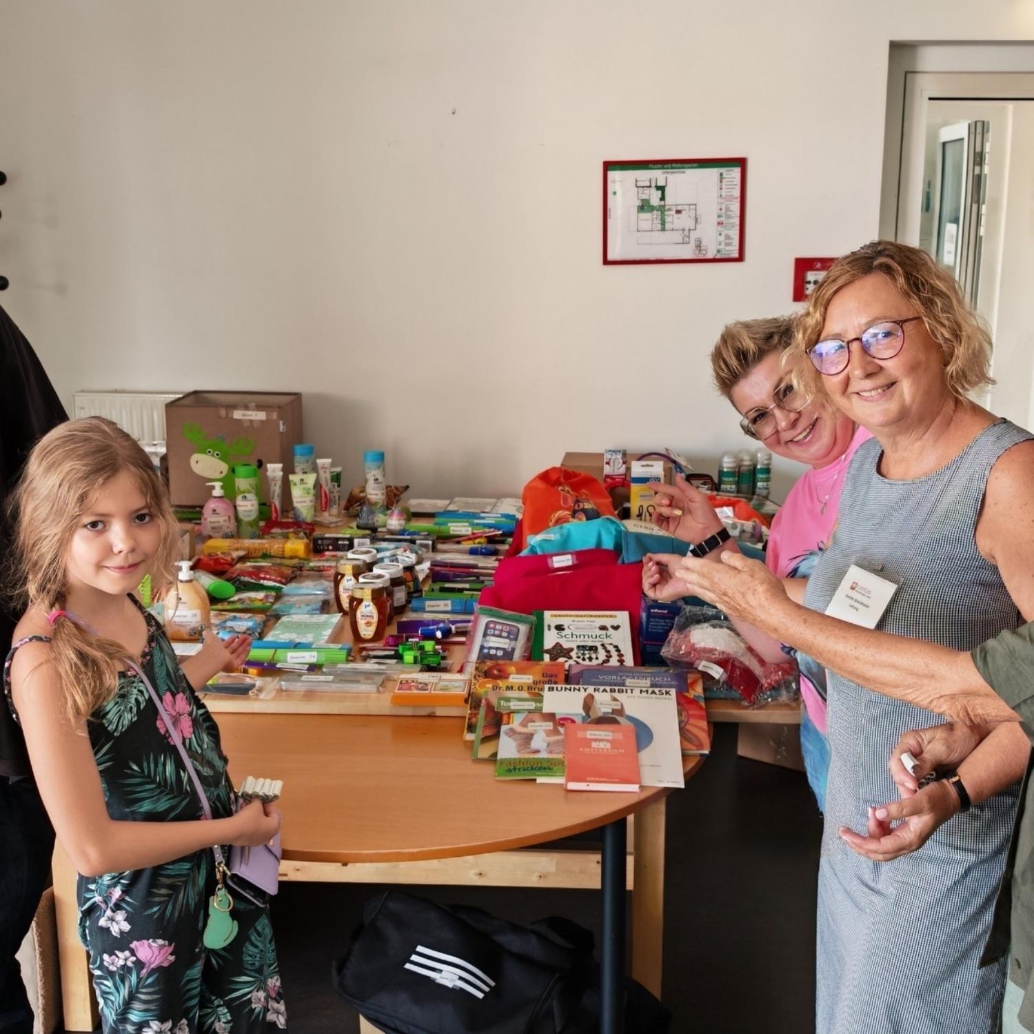 Strahlende Gesichter bei der Tombola: Das Sommerfest im Don Bosco Haus hielt viele tolle Preise für die Besucher bereit.