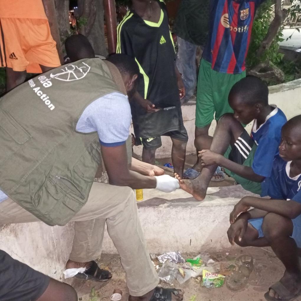 EDA-Streetworker leistet erste Hilfe