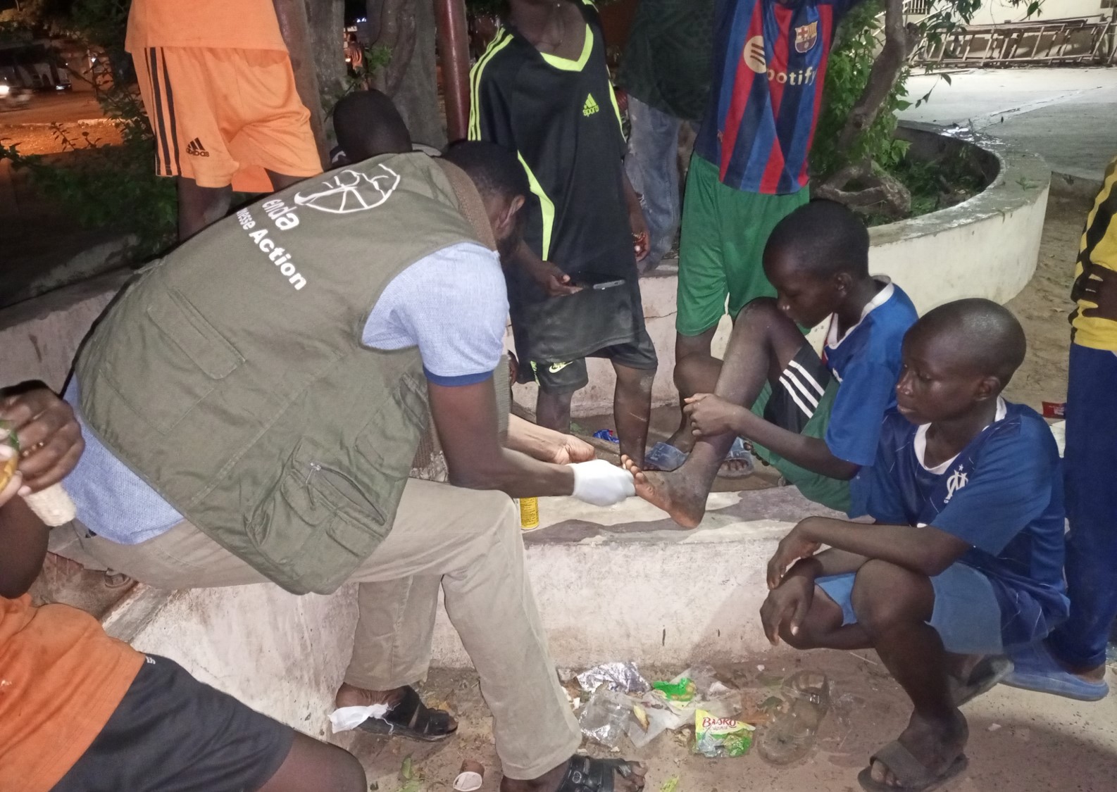 EDA-Streetworker leistet erste Hilfe